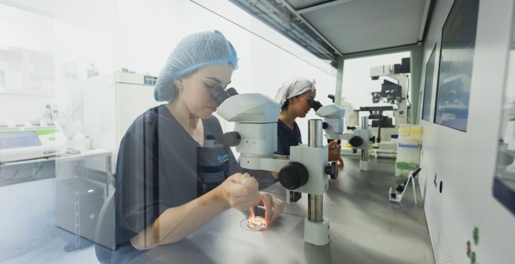 Embryologen bei der Arbeit im Labor von IREMA