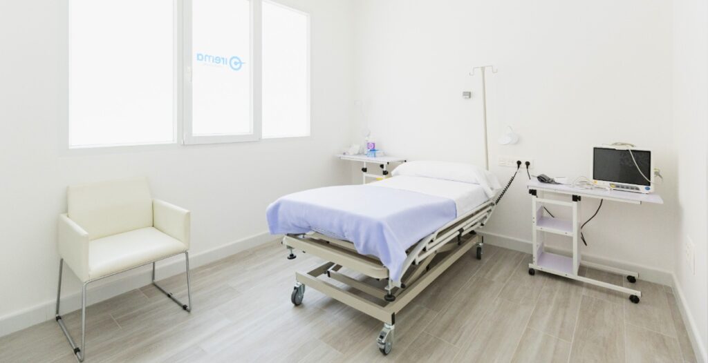 Patienten können sich in den ästhetischen Behandlungsräumen des IREMA erholen.