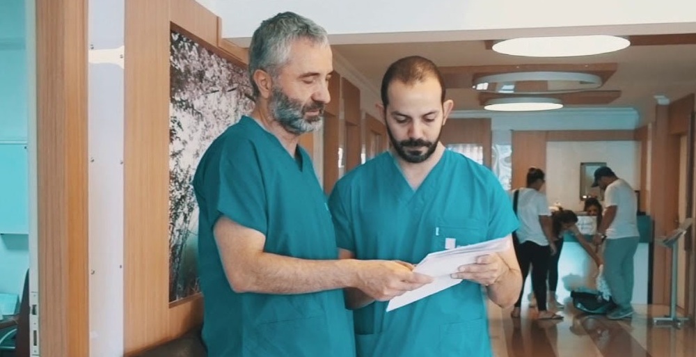 Zwei Ärzte im Gespräch über Patientenunterlagen im Gynolife IVF Center auf Zypern