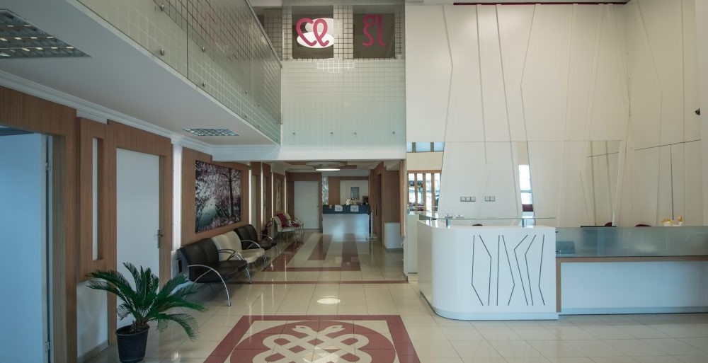 Moderner und geräumiger Eingangsbereich des Gynolife IVF Center in Lefkoşa, Zypern