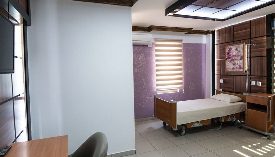 Modernes und gemütliches Einzelzimmer für Patienten im Gynolife IVF Center, Zypern.