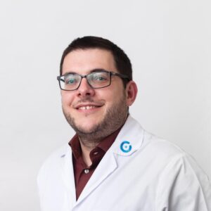 Dr. Vladimiro Silva, Arzt bei Ferticentro, abgebildet in einem weißen Laborkittel vor neutralem Hintergrund, repräsentiert medizinische Fachkompetenz und Kinderwunschbehandlung.