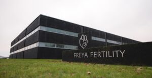 Außenansicht der Freya Fertility Klinik mit modernem Gebäude und Logo auf dem Firmenschild.