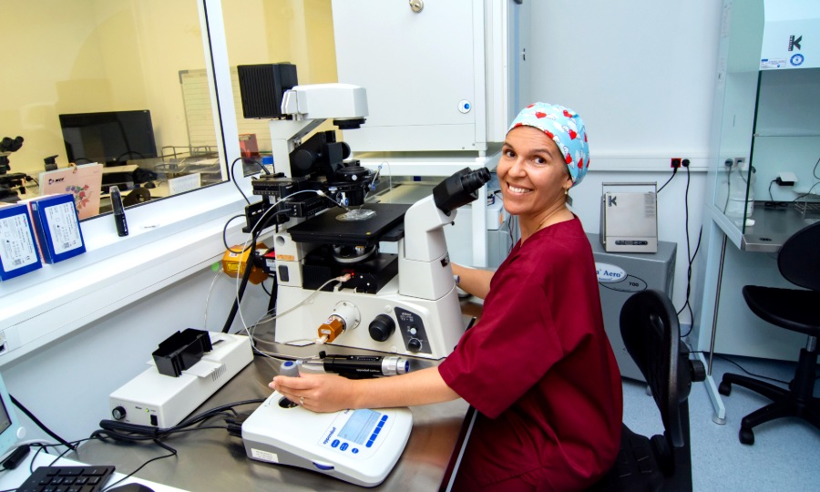 Embryologin bei IERA Lisboa