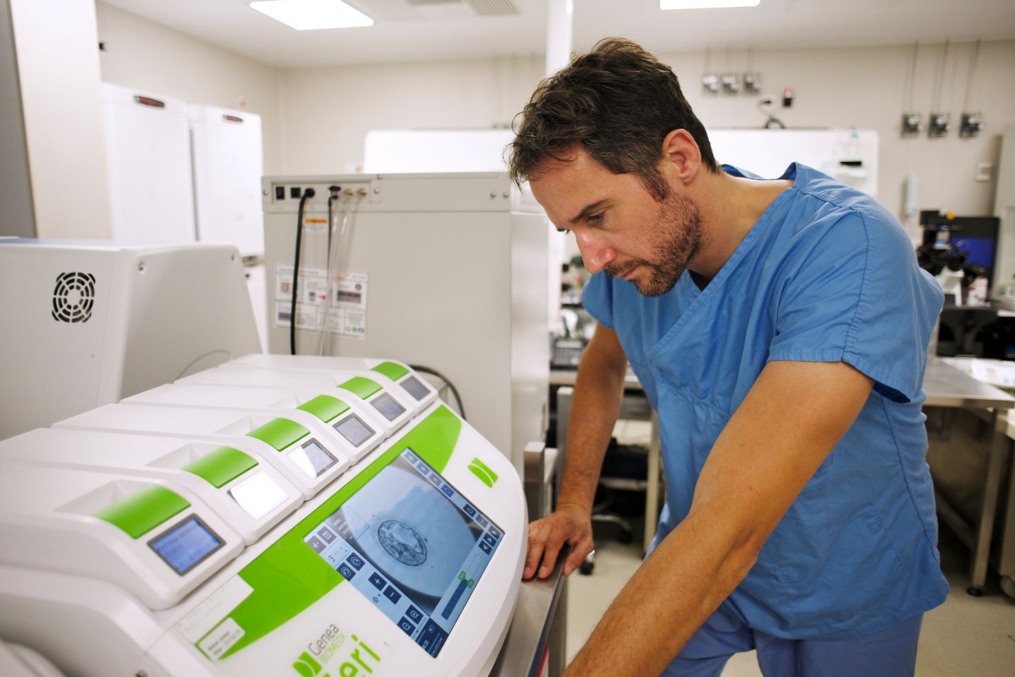 Prof. Panagiotis Drakopoulos arbeitet im IVF‑Labor an einem modernen Inkubator zur Überwachung der Embryonalentwicklung.