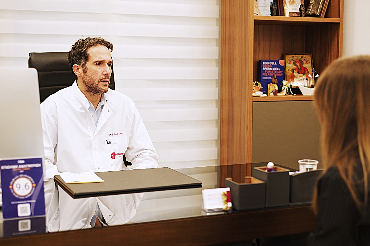 Prof. Panagiotis Drakopoulos führt ein persönliches Kinderwunsch-Gespräch mit einer Patientin in seinem Sprechzimmer.