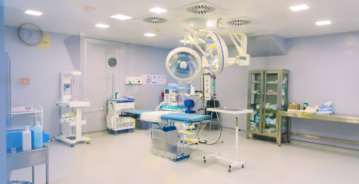 Voll ausgestatteter, steriler OP-Saal der LeaderMed Klinik für die Eizellentnahme im Rahmen einer IVF.