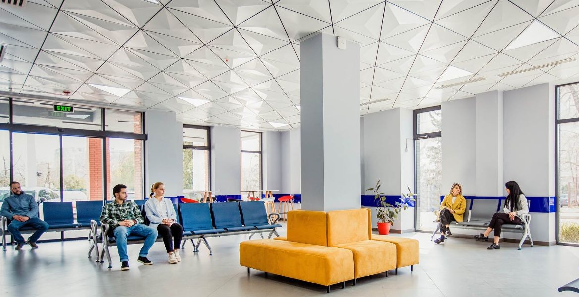 Hell und modern gestalteter Warteraum der LeaderMed Klinik in Georgien für IVF-Patienten.